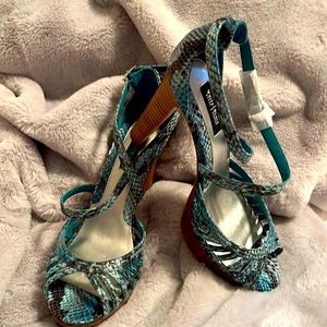 Women’s White House Black Market turquoise heels